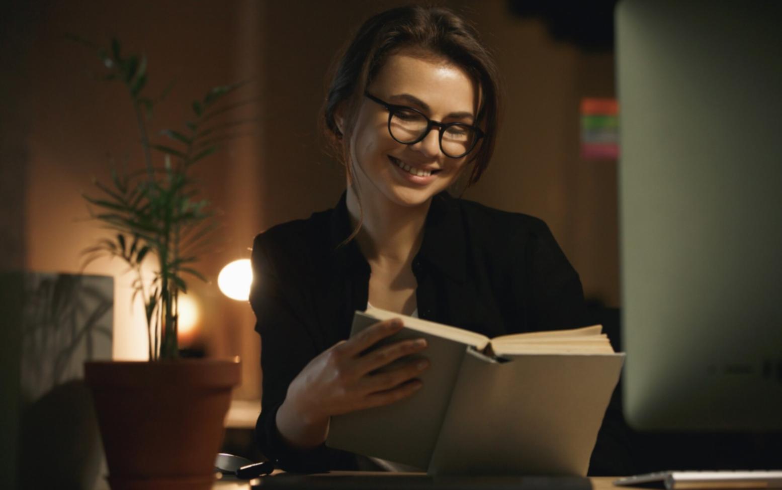 Teamarbeit bei aurephyxion im Büro mit Blick auf Finanzunterlagen